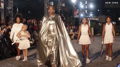 La Nuit des Plumes Brilliantes: Exploration de l'Impact du Défilé ICONSIAM de Houghton 2019 sur la Mode Thaïlandaise Contemporaine